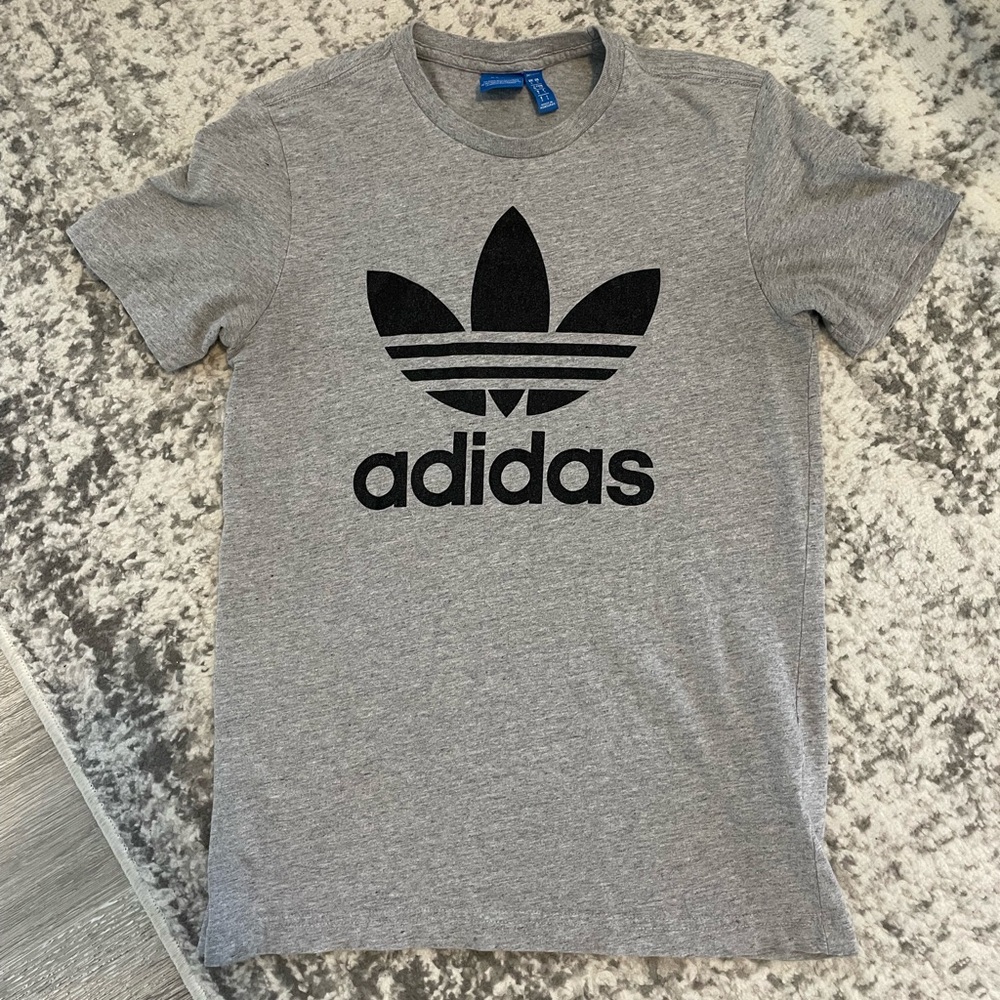 3/$30! Excellent condition Adidas trefoil tee. Sz sm.